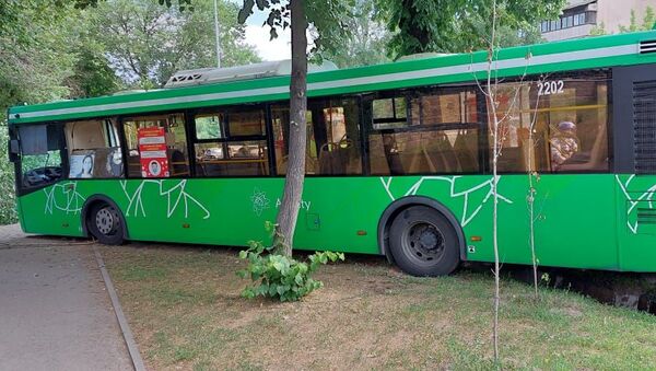 Крупное дорожно-транспортное происшествие с участием автобуса - Sputnik Казахстан