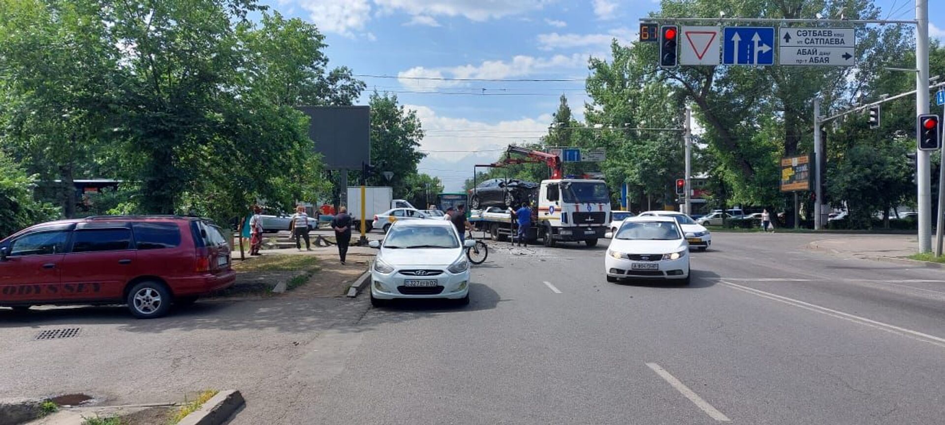 Иномарка сбила пешехода и врезалась в автобус в Алматы: пострадали шесть человек - Sputnik Казахстан, 1920, 13.06.2021
