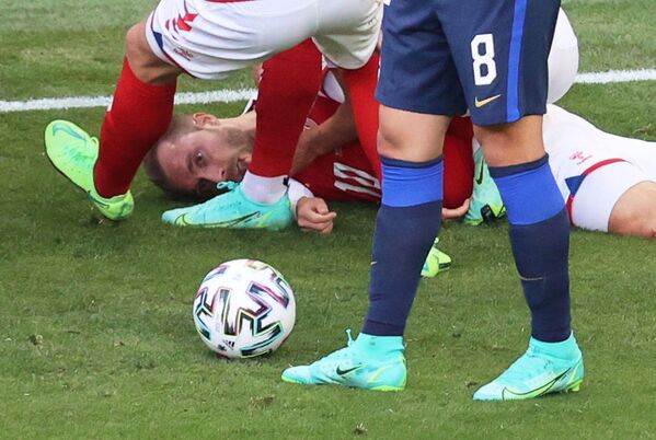 Кристан Эриксен упал на поле во время матча сборных Дании и Финляндии на ЕВРО-2020 - Sputnik Қазақстан