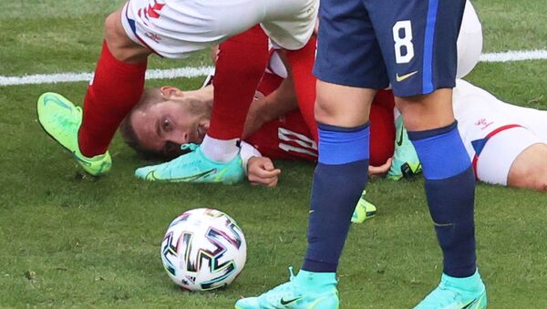 Кристан Эриксен упал на поле во время матча сборных Дании и Финляндии на ЕВРО-2020 - Sputnik Казахстан
