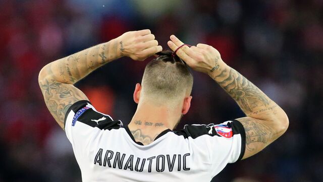 футболист Марко Арнаутович эмоционально кричит на поле