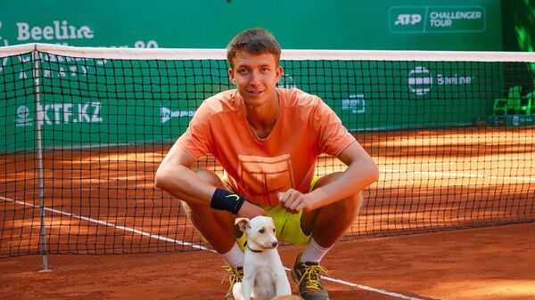 Казахстанский теннисист Григорий Ломакин принял участие в акции в поддержку бездомных животных - Sputnik Казахстан