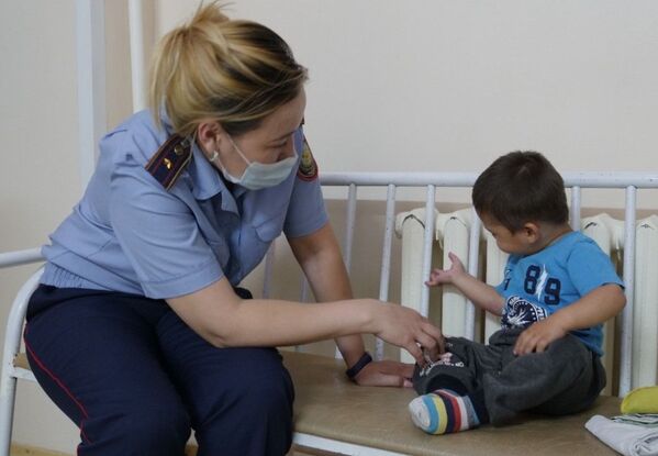 Сотрудник полиции с брошенным ребенком - Sputnik Казахстан