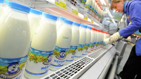 Продажа молока в магазине - Sputnik Қазақстан