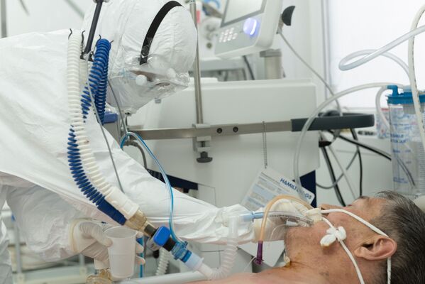 Врач с пациентом в палате реанимации в больнице с коронавирусом - Sputnik Казахстан