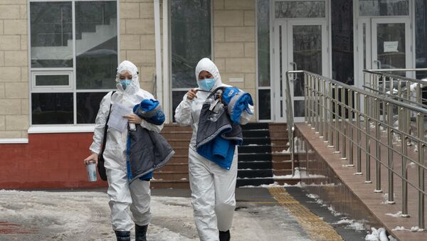 Медики в защитных костюмах идут на вызов  - Sputnik Казахстан