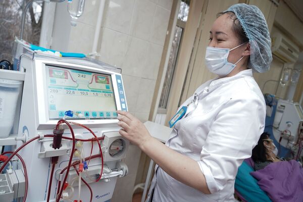 Медик работает с аппаратурой по переливанию крови  - Sputnik Казахстан