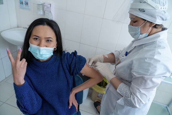 Медик делает прививку от коронавируса  - Sputnik Казахстан