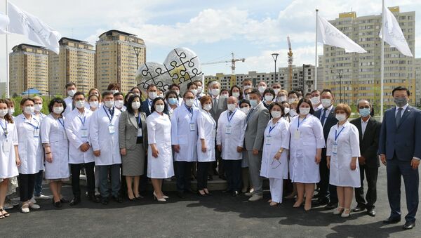 Токаев с врачами - Sputnik Казахстан
