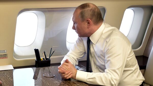 Владимир Путин на борту президентского самолета - Sputnik Казахстан