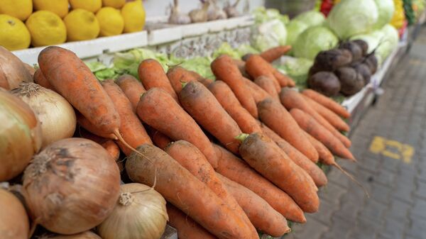 Овощи на рынке. Морковь  - Sputnik Қазақстан