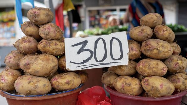 Овощи на рынке. Картофель с ценником  - Sputnik Казахстан