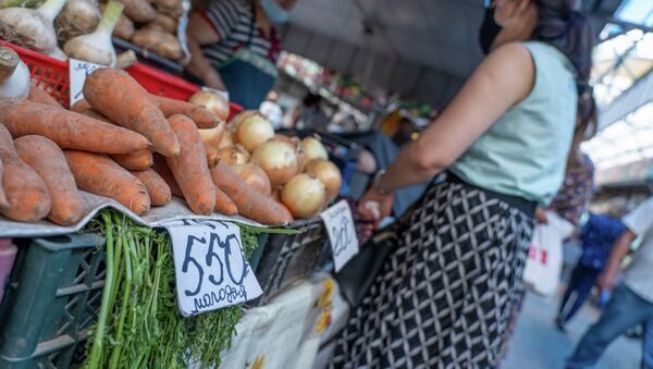Овощи на рынке. Морковь с ценником  - Sputnik Казахстан