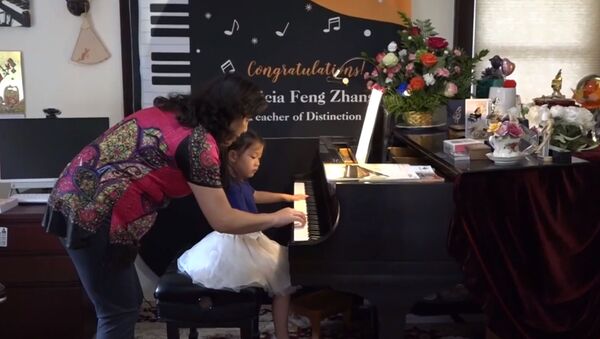 Раньше Моцарта: трехлетняя пианистка покоряет мировую сцену - видео - Sputnik Казахстан