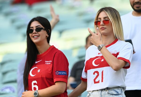 Болельщики из Турции на стадионе перед матчем, Азербайджан - Sputnik Казахстан
