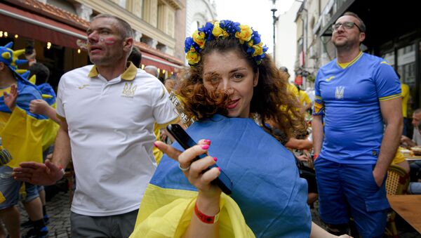 Украинские болельщики танцуют перед матчем чемпионата Европы в Бухаресте  - Sputnik Казахстан