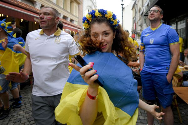Украинские болельщики танцуют перед матчем чемпионата Европы в Бухаресте  - Sputnik Казахстан