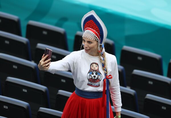 Российская болельщица перед матчем в Санкт-Петербурге  - Sputnik Казахстан