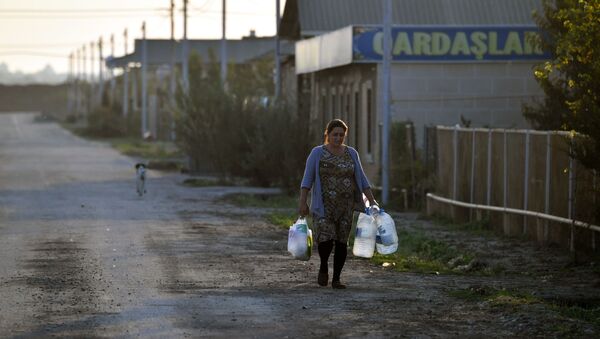 Женщина с емкостями с водой в селе  - Sputnik Казахстан
