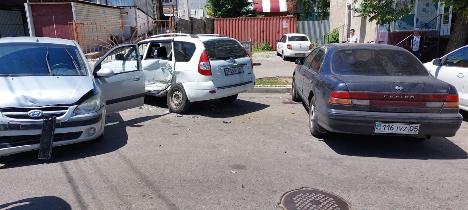 Лопнуло колесо: пассажир и два пешехода пострадали в ДТП в Алматы - Sputnik Казахстан, 1920, 23.06.2021
