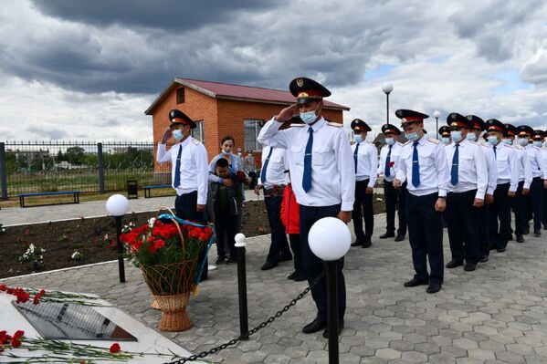 Собравшиеся полицейские почтили память погибших коллег минутой молчания - Sputnik Казахстан