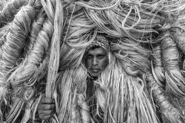 Снимок The man of golden fibers бангладешского фотографа Azim Khan Ronnie, занявший 3-е место в категории Environmental Portrait в конкурсе 2021 The International Portrait Photographer of the Year  - Sputnik Казахстан