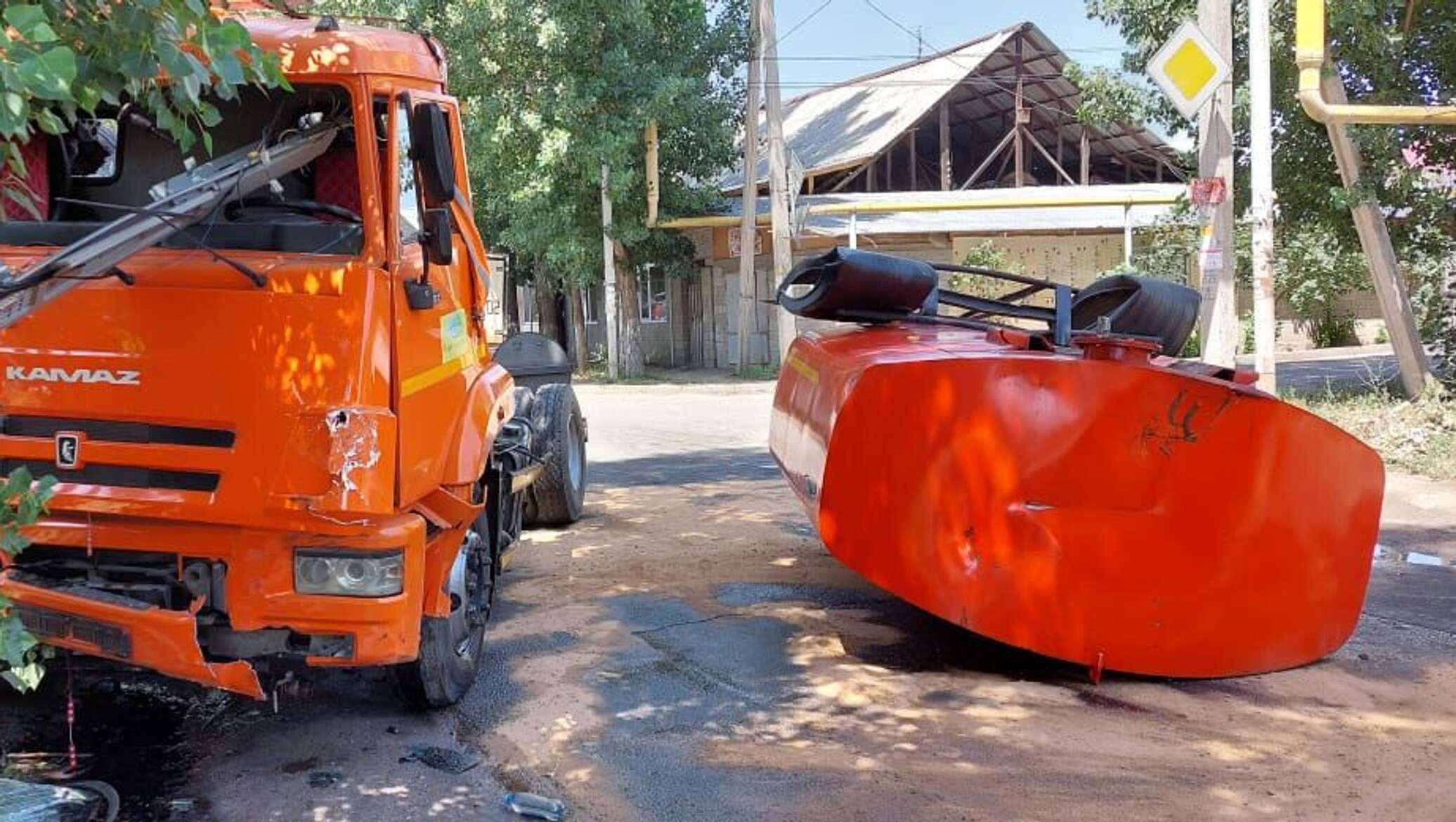 Иномарка врезалась в автоцистерну, а затем снесла забор в Алматы