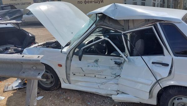 Водителя, пострадавшего в ДТП на Восточной объездной дороге, из покореженного автомобиля вытащили прохожие - Sputnik Казахстан