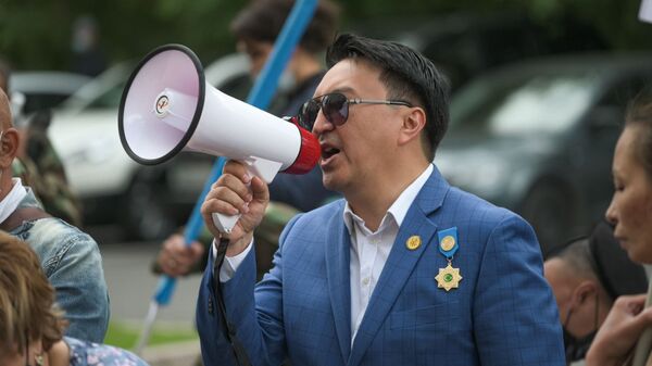 Лидер незарегистрированной партии El Tiregi Нуржан Альтаев на митинге в Нур-Султане  - Sputnik Казахстан