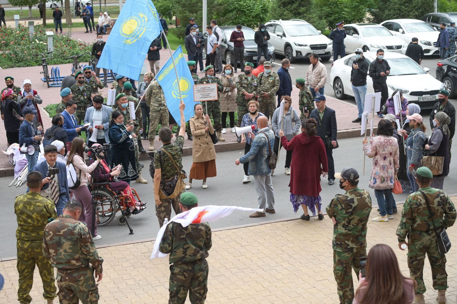 Экс-депутат партии Nur Otan вывел сторонников на митинг в центре Нур-Султана - Sputnik Казахстан, 1920, 25.06.2021