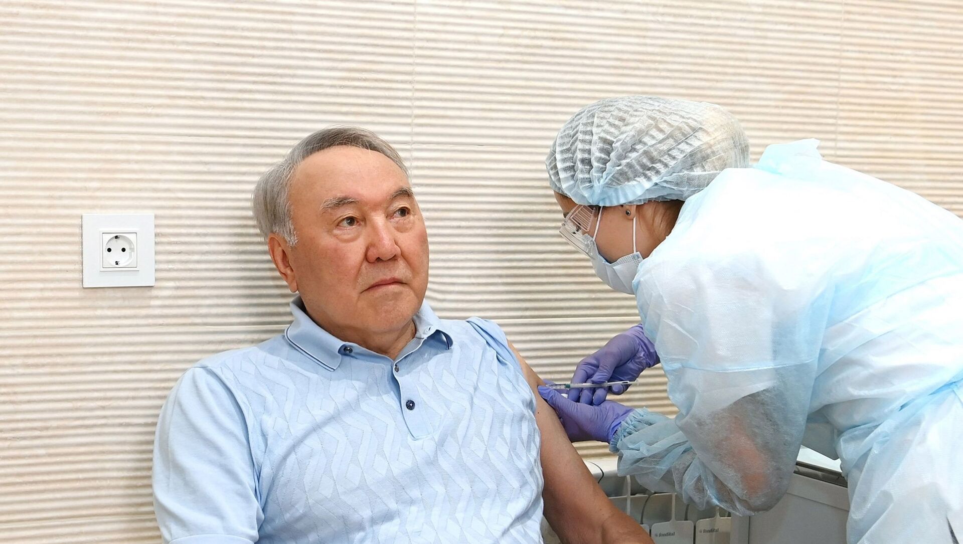 Первый президент Казахстана - Елбасы Назарбаев получил первый компонент вакцины Спутник V - Sputnik Қазақстан, 1920, 30.06.2021