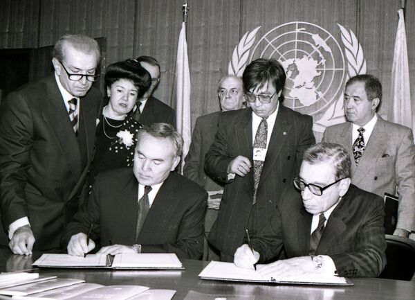 Первый президент Казахстана подписывает документы о вступлении в ООН - Sputnik Казахстан