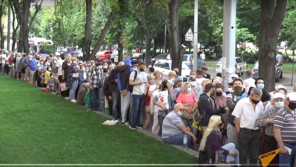 В Молдове тысячи людей стоят за российской вакциной в очереди - видео - Sputnik Казахстан