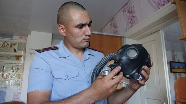 Старший сержант полиции Эльдар Алимкин коллекционирует противогазы - Sputnik Казахстан