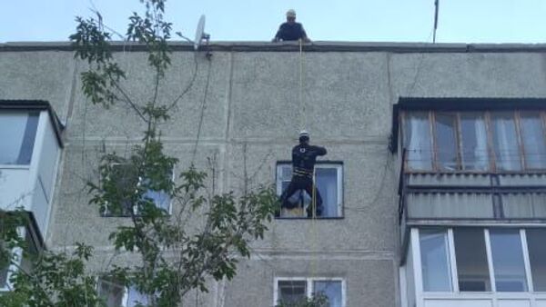Спасатели спустились с крыши ради спасения пенсионерки в Петропавловске - Sputnik Казахстан