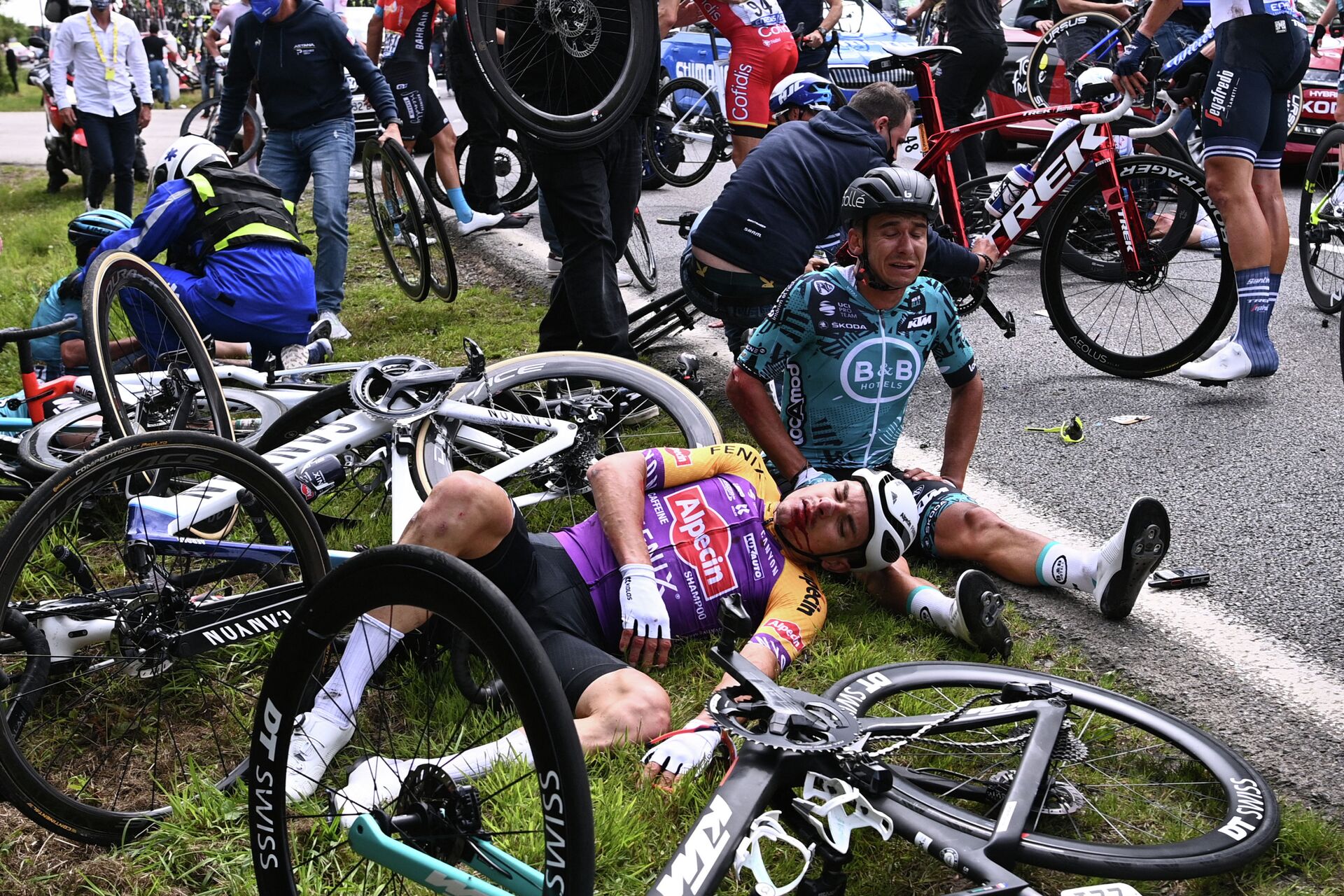 Массовое падение велогонщиков вызвала болельщица на Тур де Франс - Sputnik Казахстан, 1920, 28.06.2021