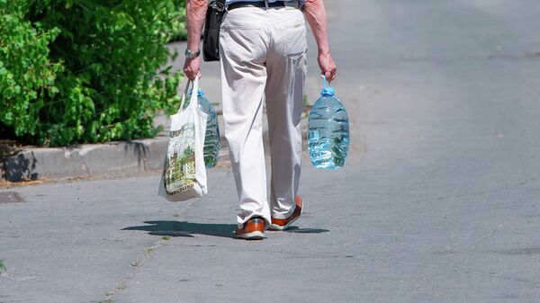 Мужчина с бутылками питьевой воды - Sputnik Казахстан