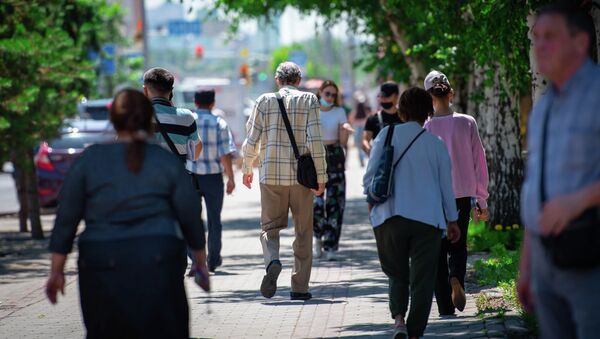 Люди на улицах города - Sputnik Казахстан