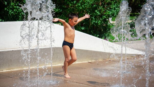 Мальчик купается в фонтане в жару - Sputnik Казахстан