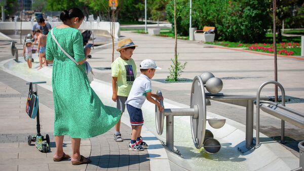 Дети играют на прогулке - Sputnik Казахстан