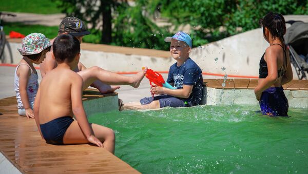 Дети играют в фонтане в летнюю жару - Sputnik Казахстан