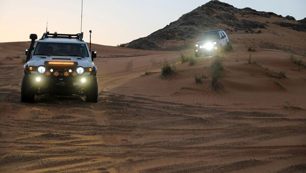 Машины в пустыне у Шарджи, ОАЭ  - Sputnik Казахстан