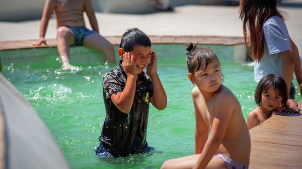  Дети играют в фонтане в летнюю жару - Sputnik Казахстан