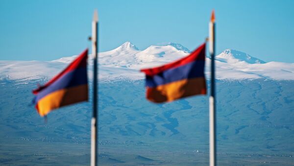 Флаги Армении на фоне гор, архивное фото - Sputnik Казахстан