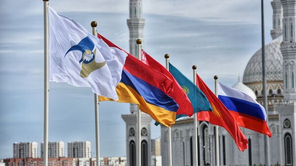  Флаги Казахстана, Армении, России, Киргизии, Белоруссии, а также с символикой Евразийского экономического союза (ЕАЭС). В Нур-Султане  - Sputnik Казахстан