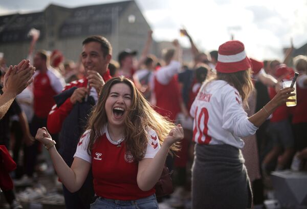 Болельщики Дании в фан-зоне в матче Euro 2020 между Уэльсом и Данией в Копенгагене, Дания - Sputnik Казахстан