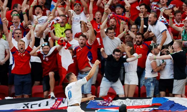 Чешский футболист Томаш Холеш радуется первому голу своей команды в матче Euro 2020 между Нидерландами и Чехией на стадионе Ференц Пушкаш в Будапеште, Венгрия - Sputnik Казахстан
