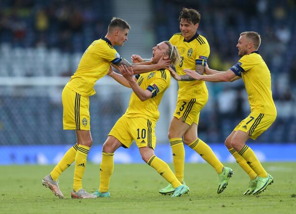Игроки сборной Швеции после гола во время матча против Украины на ЕВРО-2020  - Sputnik Казахстан