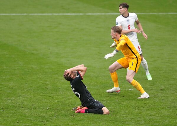 Игроки сборных Германии и Англии во время матча на ЕВРО-2020  - Sputnik Казахстан