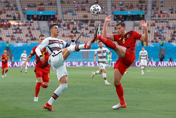 Игроки Португалии и Бельгии во время матча на ЕВРО-2020 - Sputnik Қазақстан